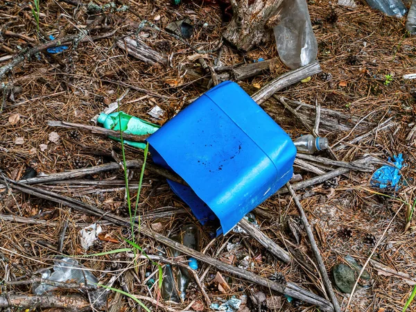 Un bote de plástico azul en un vertedero. — Foto de Stock