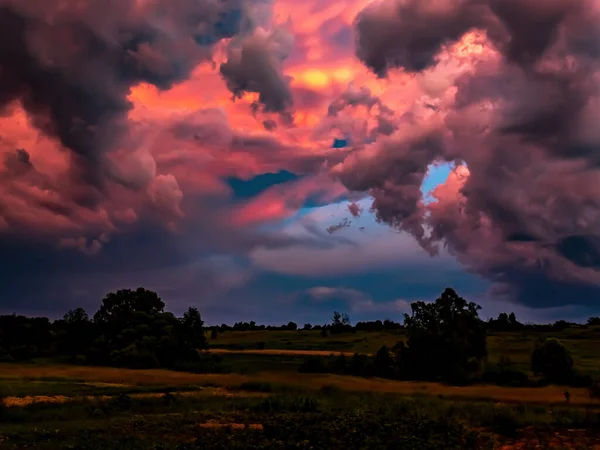 Mraky Růžových Paprscích Západu Slunce Zatažený Horizont Pole Louky Přírodní — Stock fotografie