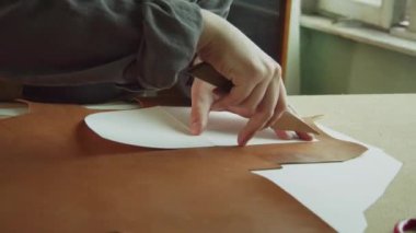 Hakiki deriden yapılmış orijinal ürünler yaratmak. Özel ayakkabılar hazırlanıyor ve kesiliyor.