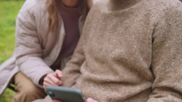 Primo piano di un uomo e di una donna che parlano tramite collegamento video utilizzando il loro smartphone — Video Stock