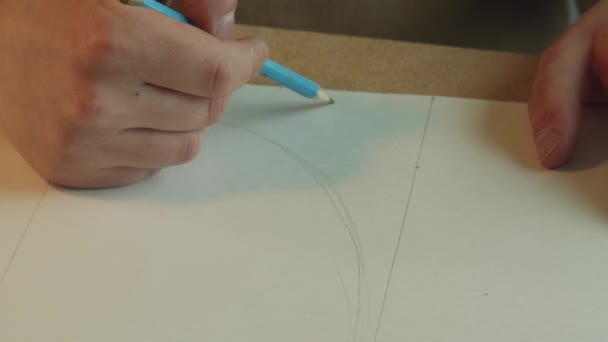 Beyaz kağıda kurşun kalemle yakın plan çizim. Çalışma kavramı devam ediyor. — Stok video