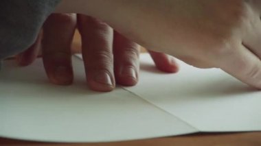 Yakın plan kalem deseni özetliyor ve özel bir ürün yaratmak için kesilen hakiki bir deri parçasını işaretliyor..