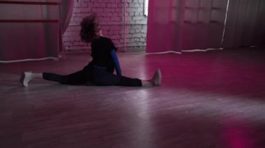 Balerin provaya dans salonunun penceresindeki kaslarını esneterek başlıyor.