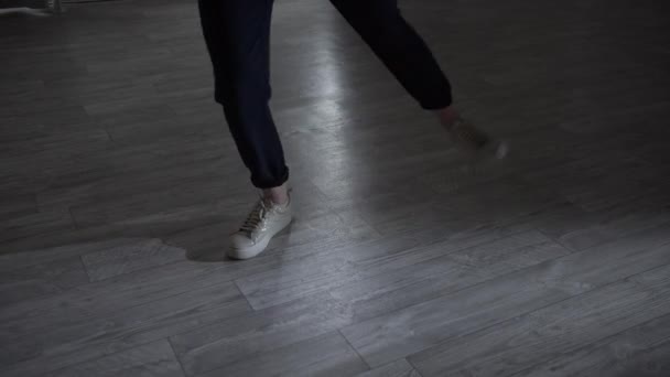 Tutorial de primer plano que enseña movimientos básicos de los pies en la danza moderna y contemporánea del jazz. — Vídeo de stock