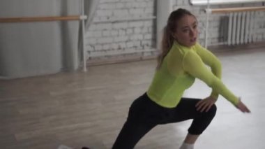 Dans türünün sevimli aktrisleri, prova salonundaki bale, moda ve bale öğeleri ile dans eder.