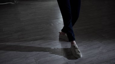 Bacaklar hip hop, modern dans ve caz müziğinin temel hareketlerini gösteriyor. Dans stüdyosunda yüksek lisans dersi..