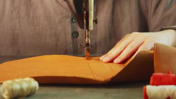 クローズアップテーラーは、ミシンで革製品の要素にきちんとした高品質の縫い代を作ります。スローモーション. — ストック動画