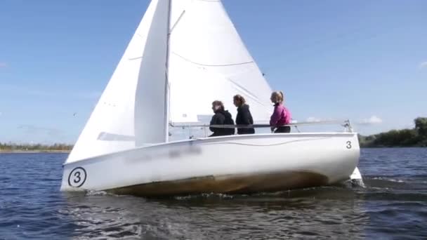 Weiße Jacht rast während einer Regatta auf dem Fluss durch die Wellen. Dinamic Shot mit Zeitlupeneffekt. — Stockvideo