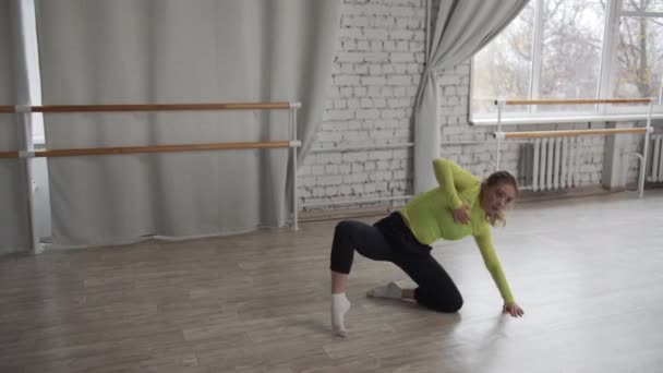 Drámai kortárs tánc egy fiatal táncos előadásában a balettteremben — Stock videók