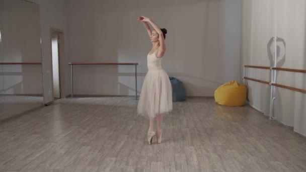 Affascinante ballerina nella sala da ballo davanti allo specchio in un bellissimo vestito che fa piroette — Video Stock