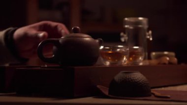 Samimi bir ortamda, bir erkek ve bir kadın Japon çay seremonisinin sırlarını öğrenirler. Cam bardaklardan mis kokulu yeşil çay içerler. Yavaş çekim