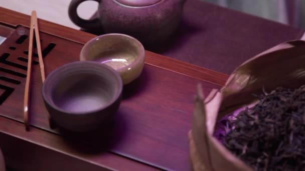 Полный набор для настоящей китайской чайной церемонии. Чайная посуда, чашки, стаканы, чайник из фарфора, сумка с сухими листьями напитка. — стоковое видео