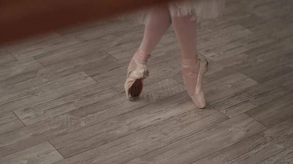 Close-up van een ballerina voeten op puntschoenen, het nemen van stappen en het strekken van haar voeten voor de les — Stockfoto