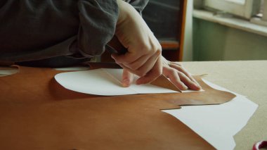 Hakiki deriden yapılmış orijinal ürünler yaratmak. Özel ayakkabılar hazırlanıyor ve kesiliyor.