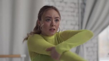 Dans eden güzel kız, ellerini müziğe doğru hareket ettiriyor, yakın plan portre.