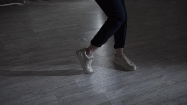 Ноги показывают основные движения хип-хопа, современного танца и джазового модерна. Мастер-класс в танцевальной студии на полу. — стоковое видео