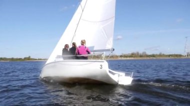 Bir yaz günü bir grup arkadaş beyaz bir yatla nehir boyunca bir yolculuğa çıktılar. Yavaş çekim etkisi.