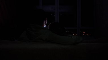 Sıcak ve samimi bir aile akşamı. Çift çocuklarını yatağa yatırır ve gecenin huzurunun tadını çıkarır, film izler, kanepede kucak açarak otururlar..