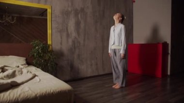 Genç bir kız evinde yoga asanas yapıyor. Güneş selamı, sabah jimnastiği. Surya Namaskar.