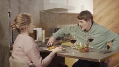 Bir adam karısını memnun etmek için dizüstü bilgisayarda çalışmayı reddediyor, o da şenlikli bir akşam yemeği hazırlıyor. Bilgisayarını itiyor ve karısıyla kadeh tokuşturuyor..