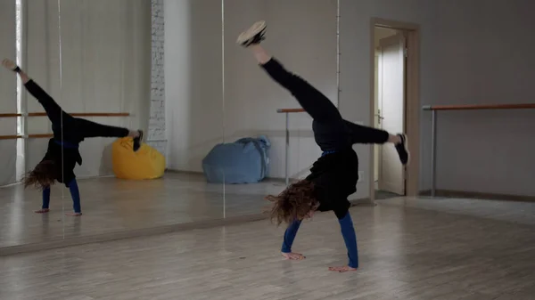 Zeer koele en professionele danseres meisje dansen waacking, Vogue en contemp op de vloer in lichte en ruime balletschool. — Stockfoto