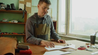 Profesyonel bir terzi özgün deriden yapılmış özel elbiseler yapmak için ilham arıyor..