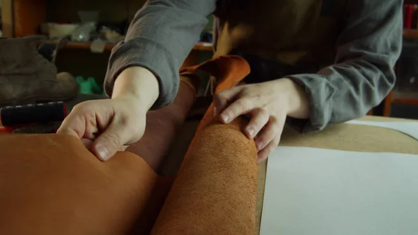 Bronzlaştırıcı, deri giysiler, ayakkabılar ve aksesuarlar için hakiki deri rulo kalitesini kontrol eder..