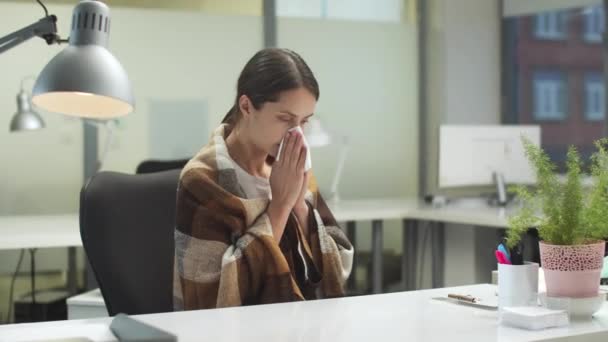 Portré egy nőről egy irodában, akinek megfázása, láza, orrfolyása és köhögése van. — Stock videók