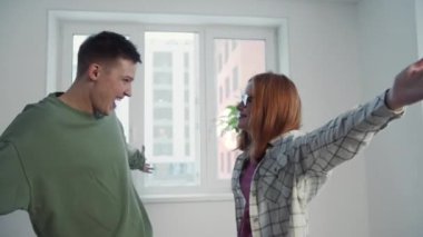 Bir adam bir kadına sarılır ve boş bir odada onunla birlikte döner. Yavaş Hareket