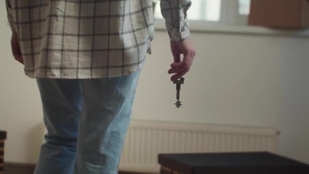 Дівчина проходить через квартиру з ключами в руці в повільному русі — стокове відео
