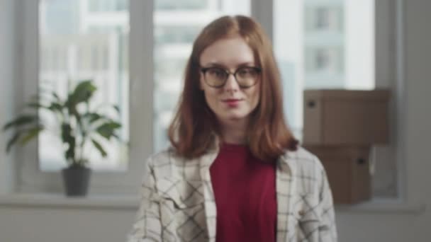 Κορίτσι με γυαλιά που επιδεικνύει τα κλειδιά του διαμερίσματος — Αρχείο Βίντεο