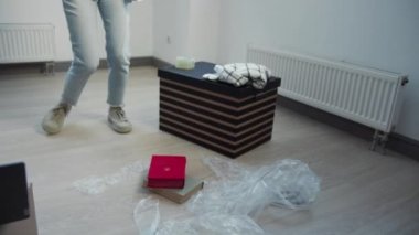 Heteroseksüel çift yeni evinde dans etmekten memnun.