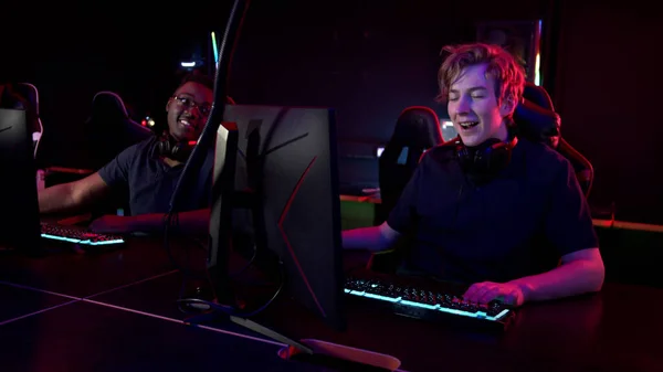 Bilgisayar oyunları turnuvası arasında oynanan bir ara sırasında, esport takımı kulaklıklarını çıkarıp canlı yayında konuşuyor.