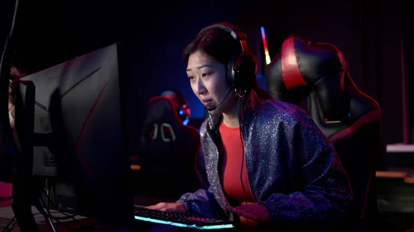 Çinli genç bir kız bir bilgisayar kulübüne geldi ve hala doğru yapamadığı halde online oyun oynamayı öğreniyor.