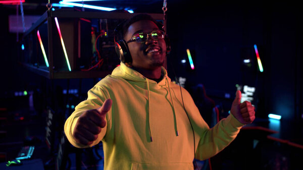Темнокожий комментатор матчей в эспорте ведет прямую трансляцию с чемпионата по онлайн-играм
