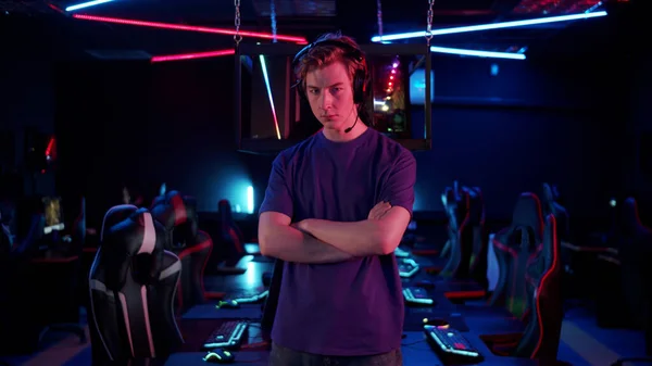 Before the start of the cyber tournament, a young player poses against the background of his teams playing places — Stock Photo, Image