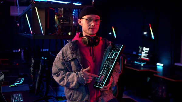 Online video oyunu turnuvasından sonra, oyuncu yeni klavyenin avantajları hakkında konuşur ve bunu gösterir.