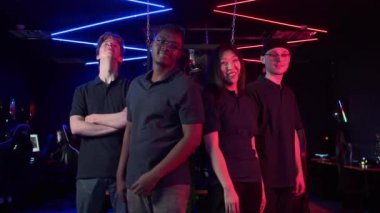 Nişancı şampiyonasının takım birincisi hafızası için fotoğraf çektirdi, çocuklar poz verdi.