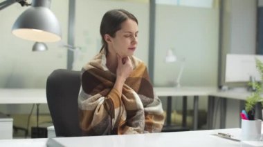 Ofisteki genç bir müdürün ani hastalığı. Boğazı ağrıyor, üşüyor, burnu akıyor.