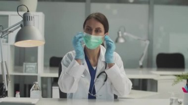 Klinikteki vardiyadan sonra doktor yüzündeki tıbbi maskeyi çıkarıp gülümsedi.