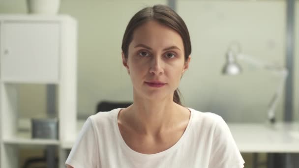 Portrét mladé ženy s klidným výrazem v kanceláři — Stock video