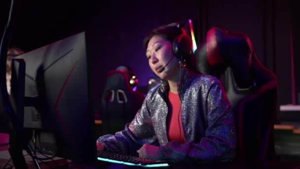 Lors d'une séance d'entraînement en équipe dans une base d'e-sport, la jeune fille regarde un flux du jeu et analyse, au ralenti — Video