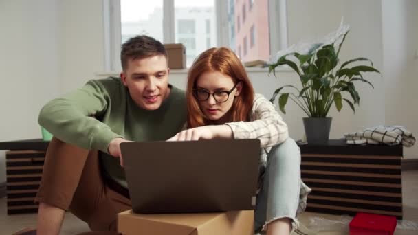 Cuplu de cumpărături online folosind laptop, slow motion — Videoclip de stoc