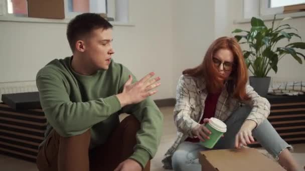 Giovane coppia litigare dopo essersi trasferiti in appartamento — Video Stock