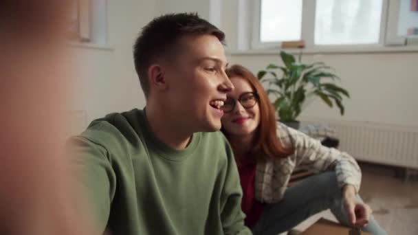 Чоловік знімає себе і свою дівчину по телефону в новій квартирі — стокове відео