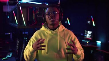 Esmerlerin koyu tenli yorumcusu çevrimiçi oyunlar şampiyonasından canlı yayın yapıyor.