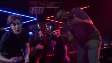 Havalı bir oyuncu takımı sizi bir bilgisayar kulübünde esportlar dünyasına davet ediyor.