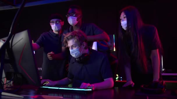 Koronavirüs salgını sırasında tıbbi maskeli bir bilgisayar kulübünde bir eskort ekibinin eğitimi — Stok video
