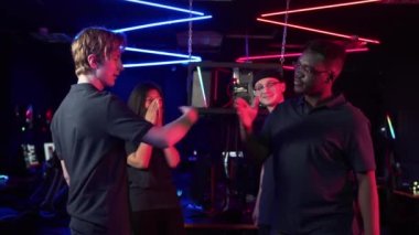 Çok uluslu esport şampiyonasından önce el sıkışma ritüelinin yavaş hareketi