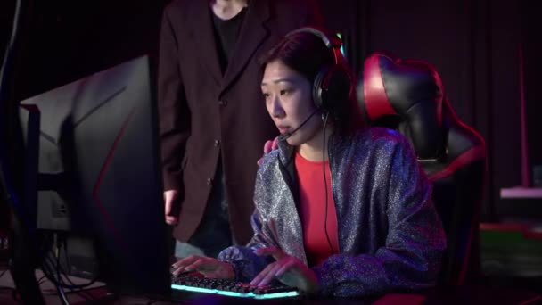 På natten i datorklubben, stannade en ung flicka från Asien sent, administratören visar henne att tiden är över — Stockvideo